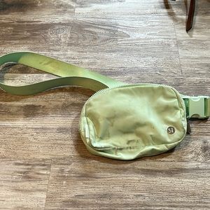 Lululemon everywhere belt bag